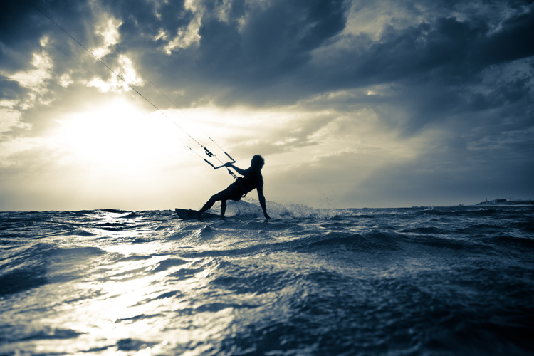 Kiteboarding: one of the most thrilling water sports in the world, despite the myths | Photo: Shutterstock