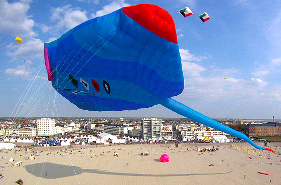 World's largest kite: aliens would be scared