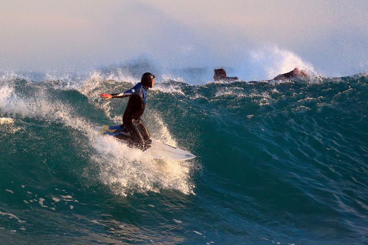 Kneeboard surfing: riding the wave in a kneeling position | Photo: Ed Dunens/Creative Commons