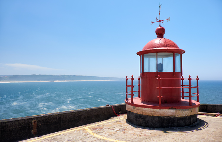The Nazaré Lighthouse: a strategic observation point for studying the waves | Photo: Shutterstock
