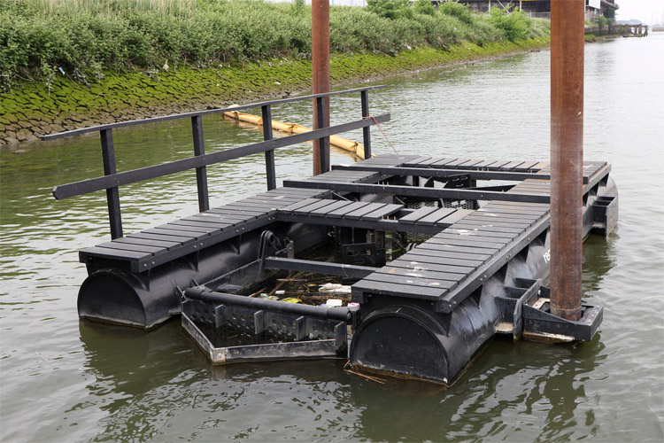 Passive litter traps: they collect trash that is later recycled to build new pods | Photo: Recycled Island Foundation