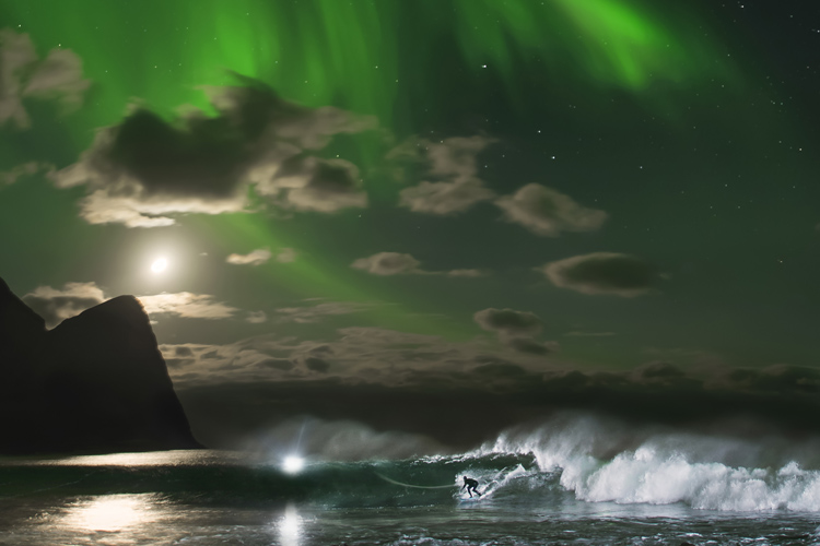 Mick Fanning: surfing underneath the Aurora Borealis | Photo: Sollie and Grimsaeth/Red Bull