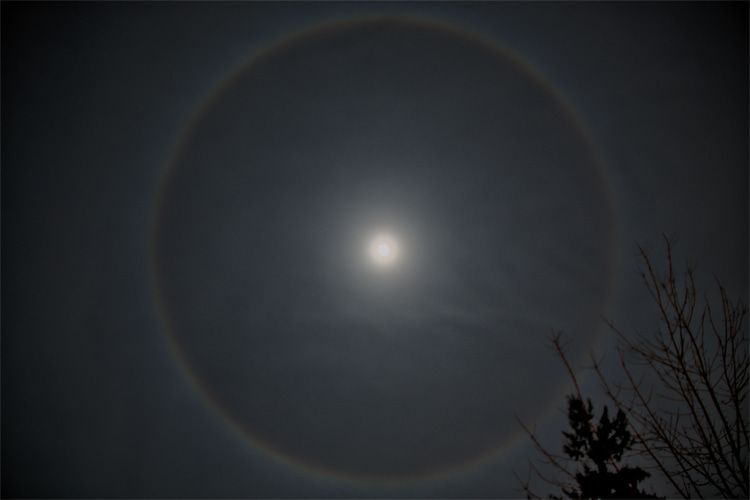 Moon dog: a sun dog-like effect beside the Moon created by ice crystals falling through the atmosphere at night | Photo: Creative Commons