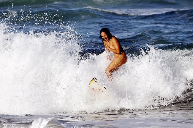 Marama Kake: the naked surfer is shy | Photo: Megan Slade/Courier Mail