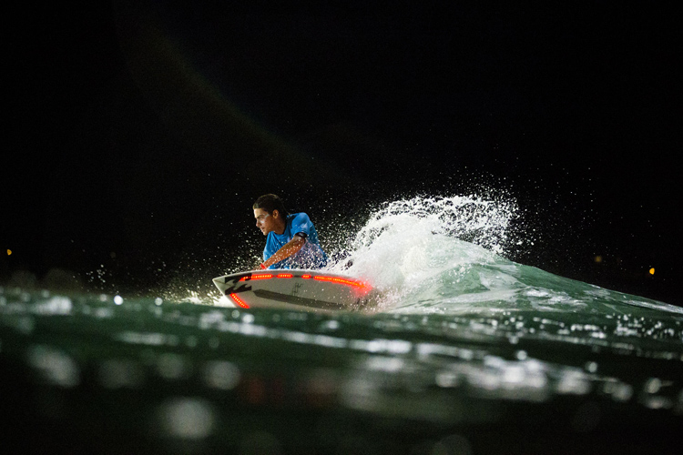 Night surfing: Portugal's Figueira da Foz will catch waves in the dark | Photo: Arrieta/WSL