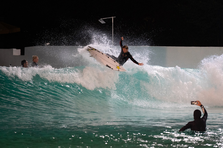 Wavegarden: architects have been developing night lighting systems that are customized for wave pools | Photo: Wavegarden