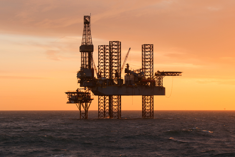 Offshore drilling: extracting petroleum and natural gas from the seabed | Photo: Shutterstock