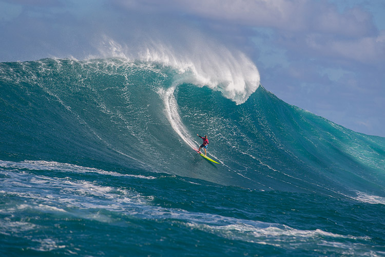 Paige Alms: pushing the limits at Jaws | Photo: Hallman/WSL