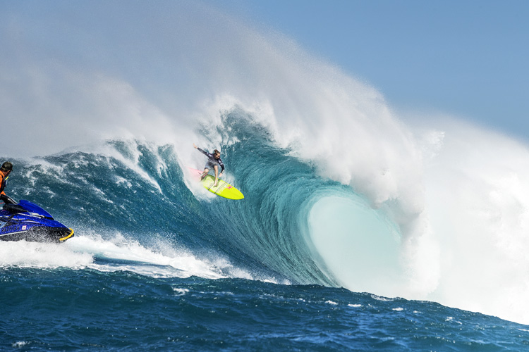 Paige Alms: showing no fear at Jaws | Photo: Cestari/WSL