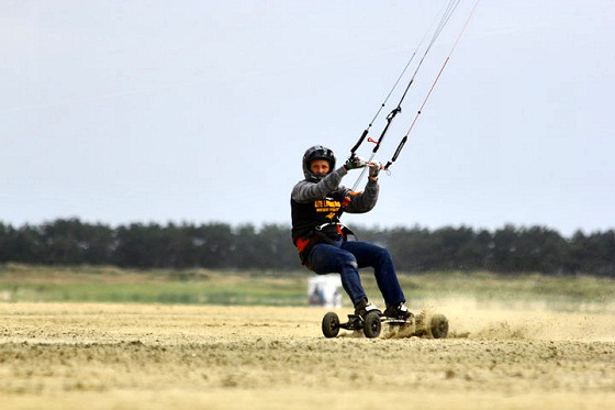 Land kiteboarding: watch the speed limits