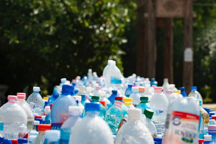 Plastic bottles: ban single-use plastics | Photo: Creative Commons
