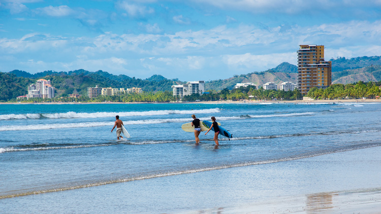 Playa Jacó: one of the best surf spots for beginners in Costa Rica | Photo: Shutterstock