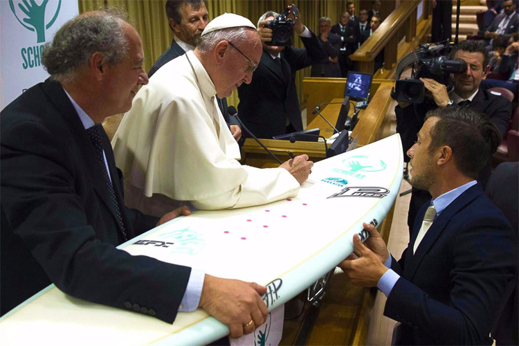 Pope Francis: he is ready to hit the surf | Photo: L'Osservatore Romano