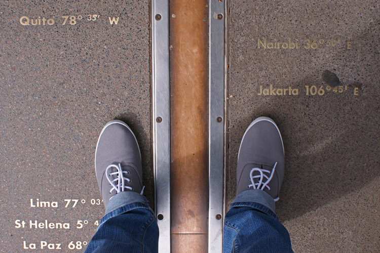 Prime Meridian: the imaginary line used to indicate zero degrees longitude can be seen at the Royal Observatory, in Greenwich, England | Photo: Hausken/Creative Commons