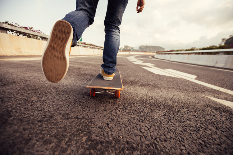 Pushing on a skateboard: one of the fundamental and most basic skateboarding techniques | Photo: Shutterstock