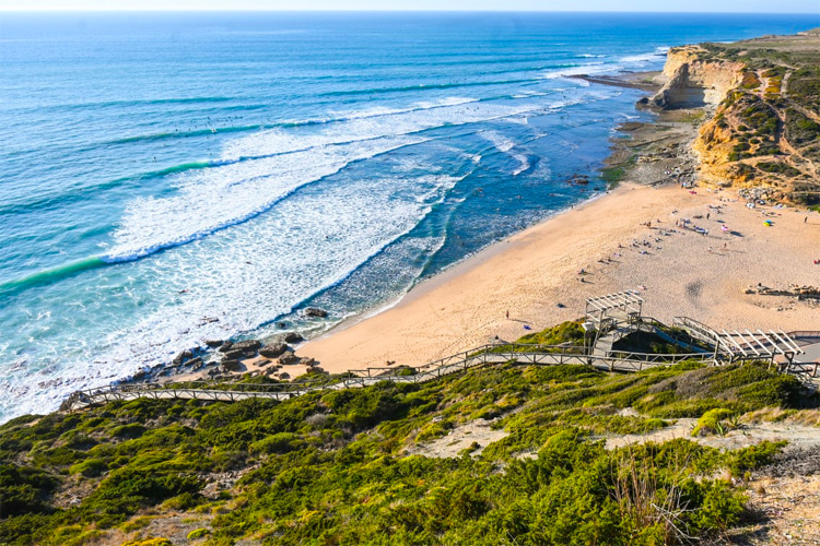 Ribeira d'Ilhas, Ericeira: probably the best point break wave in Europe | Photo: Shutterstock