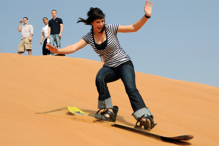Sandboarding: keep your body weight on your back foot | Photo: Creative Commons