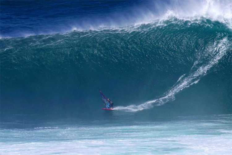 Sarah Hauser: this 36-foot wave earned her a spot in the Guinness World Records | Photo: Casey Hauser