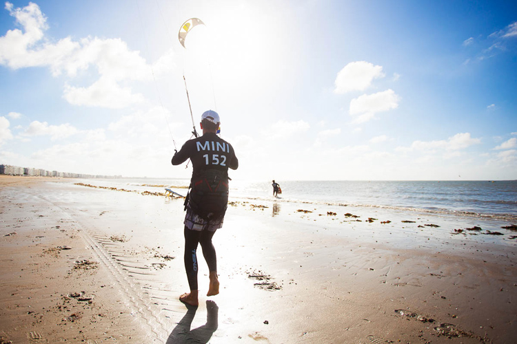 Self-launching a kite: for advanced riders, only | Photo: Kitesurf Tour Europe