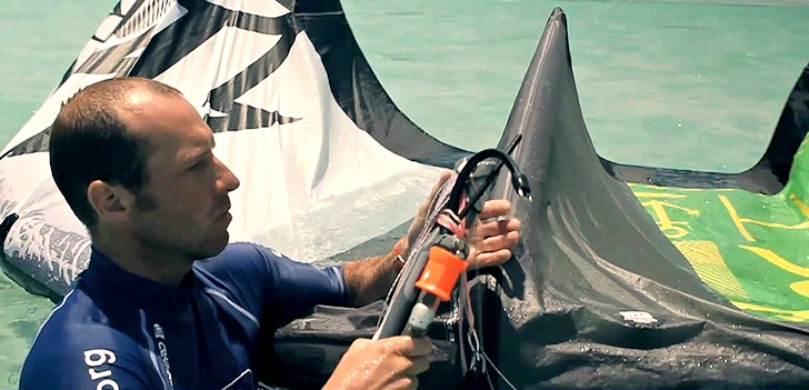 Kiteboarding: learn how to self rescue and to pack down