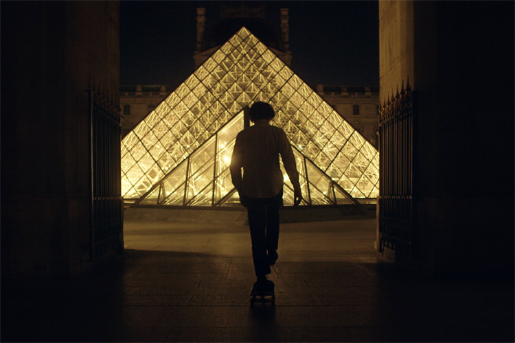 Tristan Helias: the first skateboarder to ride the galleries of the Louvre Museum | Photo: Troude/Helias