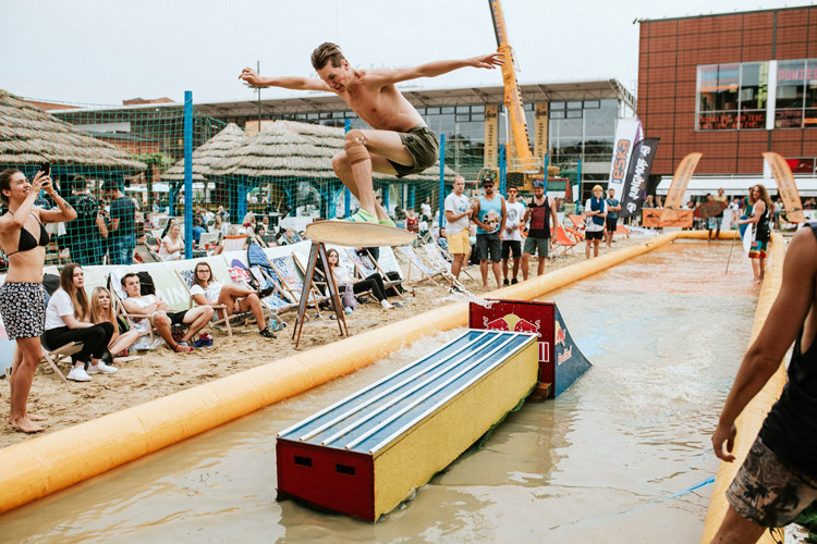 Red Bull Skim It: the contest takes place in an artificial beach in Lodz | Photo: Red Bull
