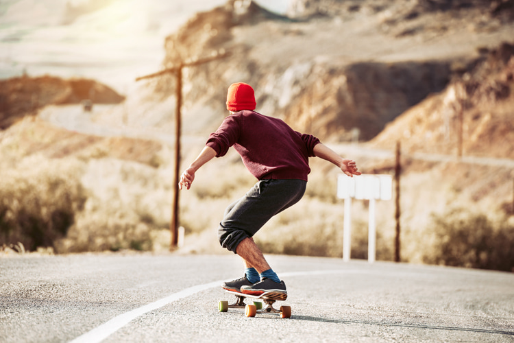 Skateboarding: beginner skaters must know how to slow down and stop on a skateboard before everything else | Photo: Shutterstock