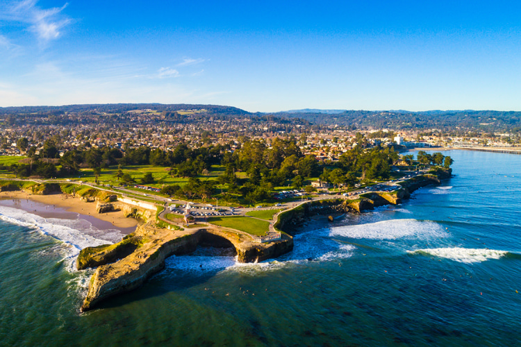 Steamer Lane: the most famous surf break in Santa Cruz, California | Photo: Shutterstock