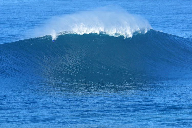 Mike Stewart: dropping in the blue abyss of Nazaré | Photo: Estrelinha/APB