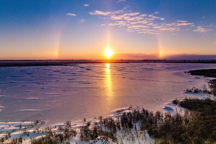 Sun dogs: colored luminous spots appearing on either side of the Sun | Photo: Shutterstock