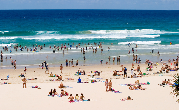 Surfers Paradise: a long stretch of golden sand and beach breaks | Photo: Creative Commons