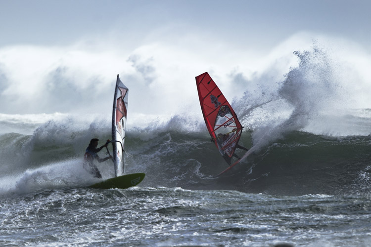Windsurfing: bottom turn and cut back just like in surfing