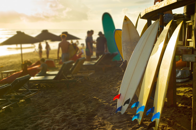 Surf camps: breathe surfing 24 hours a day, and share your wave riding experiences with other fellow surfers | Photo: Shutterstock