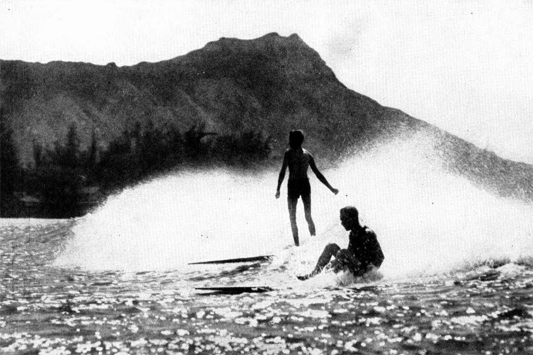 Hawaii: the thrill of surfing attracted thousands of new tourists in the early decades of the 20th century | Photo: Unknown Photographer