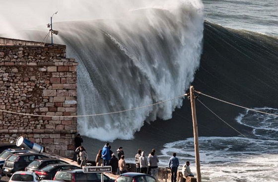 Praia do Norte: tons of water closing out