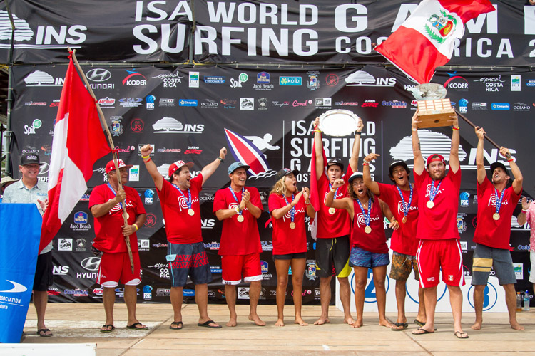 Team Peru: the 2016 ISA World Surfing Games gold medalists | Photo: Jimenez/ISA