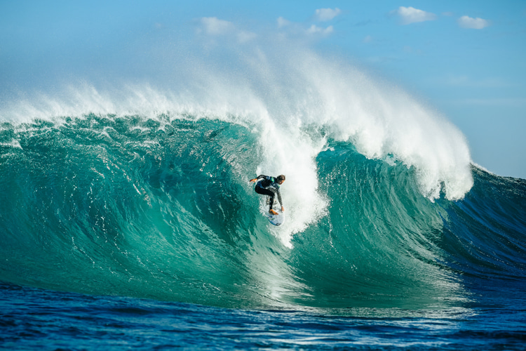 The Box: the Western Australia right-hand reef breaks requires a committed take-off and advanced tube riding skills | Photo: WSL