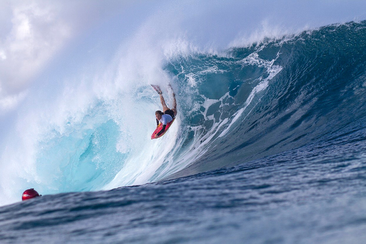 Traci Effinger: going for it at Pipeline | Photo: Gonzolenz/APB