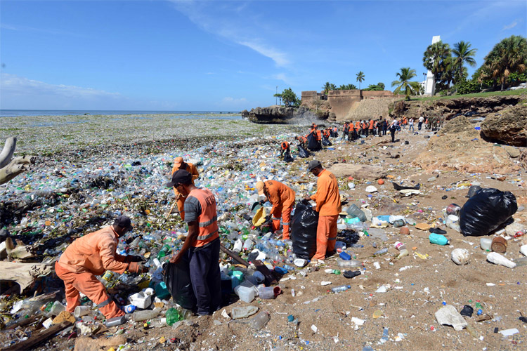 Playa Montesinos: a wave of plastics invaded Playa Montesinos | Photo: MOPC