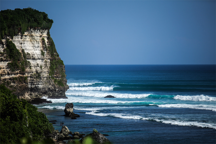 Uluwatu: a series of five left-hand reef break waves peeling along the Bukit Peninsula in Bali, Indonesia | Photo: Creative Commons