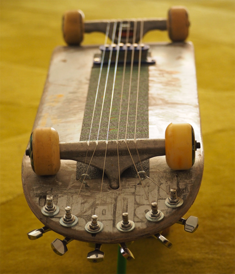 Upcycling: transforming an old skateboard into a musical instrument | Photo: Creative Commons