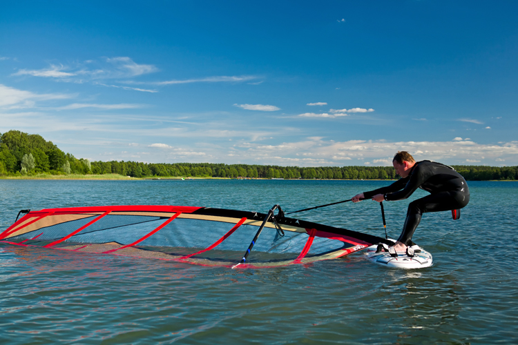 Uphaul: keep your back straight and use your leg muscles to lift the sail out of the water | Photo: Shutterstock