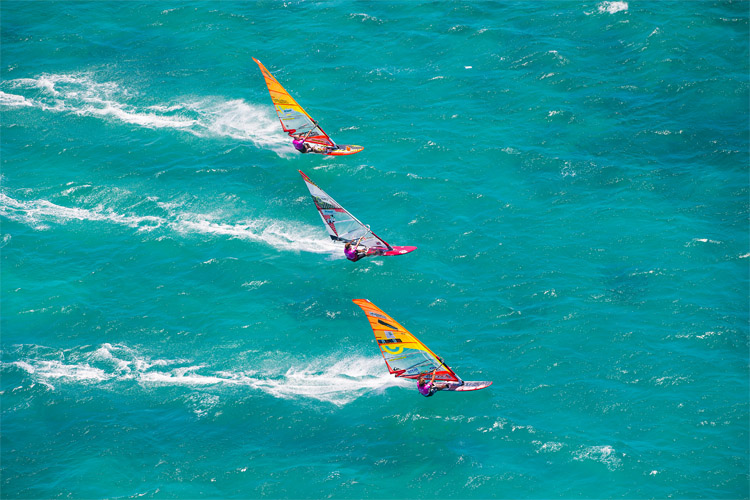 Upwind: learn how to move forward across the water on a windsurfer | Photo: Carter/PWA