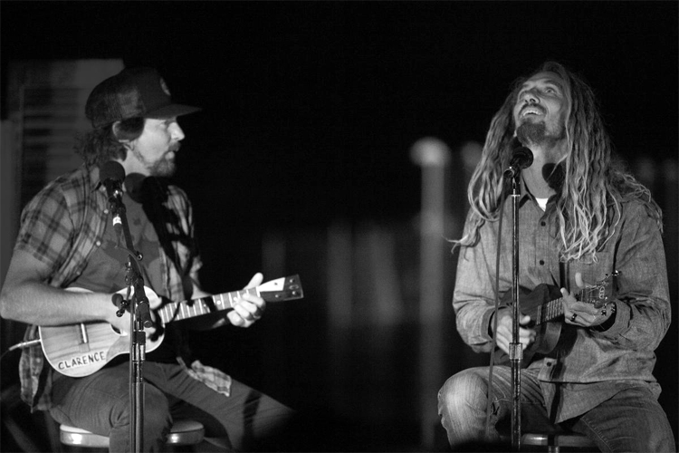 Eddie Vedder and Rob Machado: when music and surfing get together | Photo: Sherman/WSL