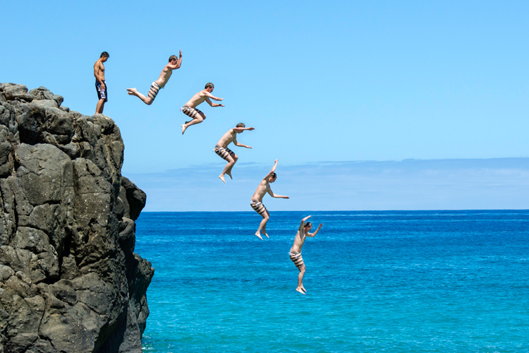 Waimea Bay Jumping Rock: a dangerous 25-foot leap into transparent waters | Photo: Creative Commons