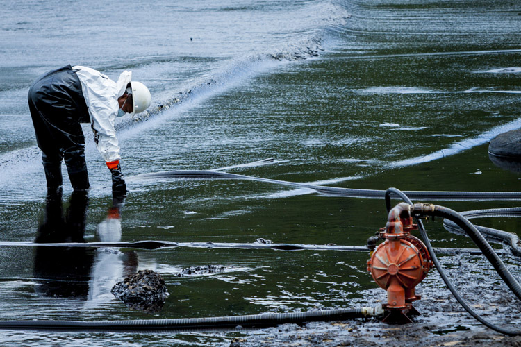 Oil spill: one of the most visible signs of water pollution | Photo: Shutterstock