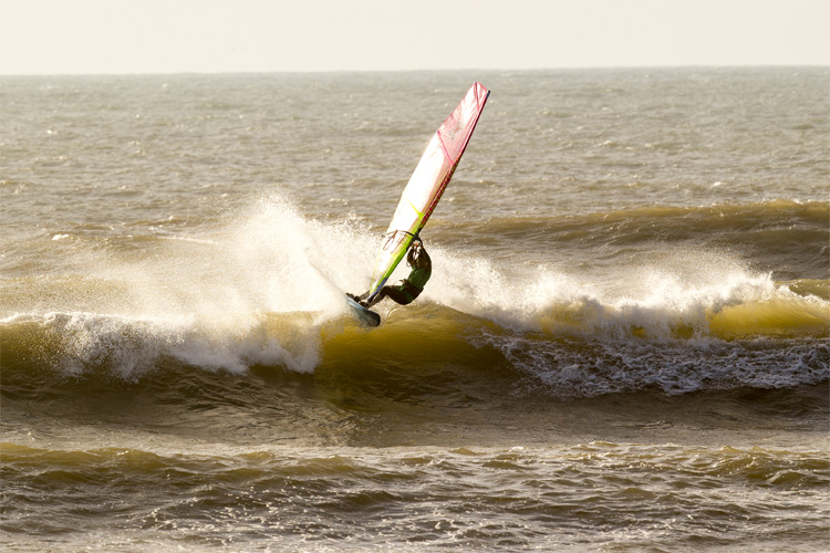 Wave sailing: an exciting way of enjoying windsurfing | Photo: Carter/PWA