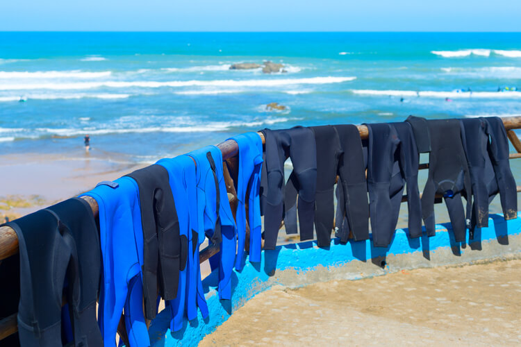 Wetsuits: never leave neoprene drying under the sun | Photo: Shutterstock