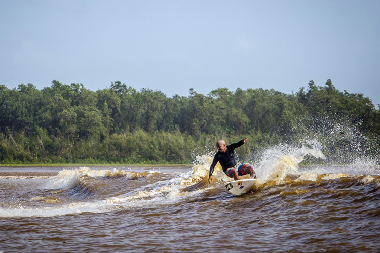 Tidal bore: a different type of wave, especially for surfers | Photo: Red Bull