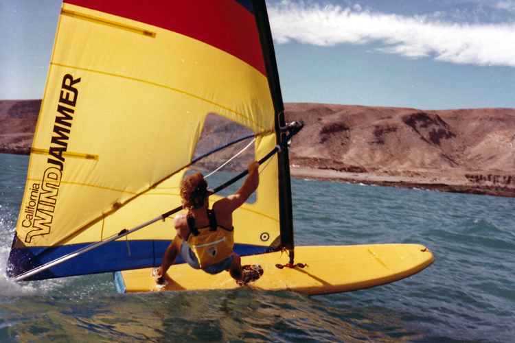 Windsurfing: when starting out, try to keep your front arm bent at the elbow at all times | Photo: Carig Libuse Archive